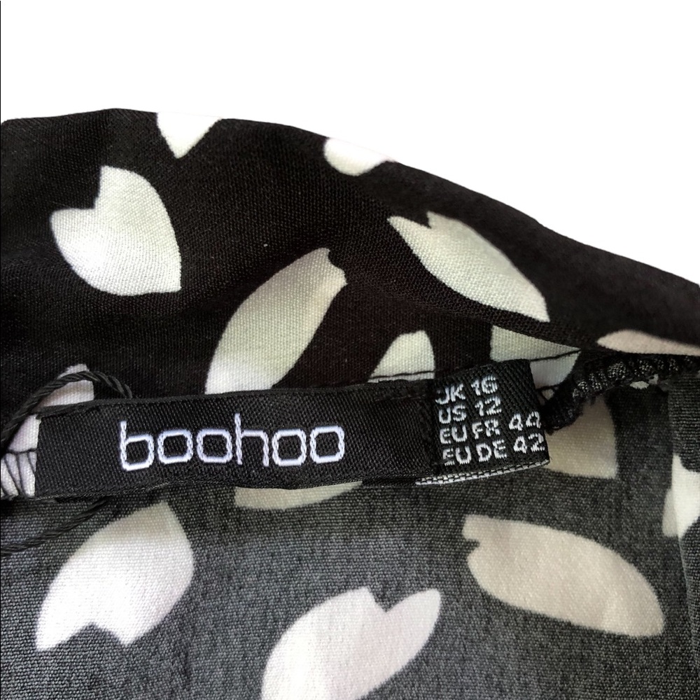 NWT- BOOHOO PLUS WRAP RUFFLE SMUDGE PRINT PLAYSUIT (romper) - Picture 4 of 9
